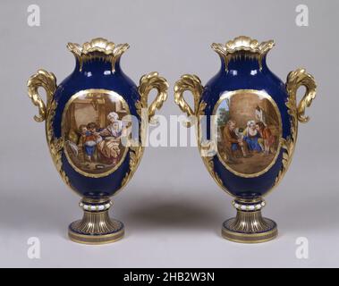 Paire de vases, une peinture de Jean-Baptiste Greuze, français, 1725–1805, usine de porcelaine de Sèvres, France,Fondée en 1756, scène peinte par Charles-Eloi Asselin, français, 1743–1804, fleurs peintes par Jean-Baptiste Tandart, français, actif 1754–1803, 1774, porcelaine à pâte molle,Émail de verre, et dorure, fait à Vincennes, Île-de-France, France,Europe, céramique, 12 1/2 x 9 1/2 x 6 pouces(31,8 x 24,1 x 15,2 cm Banque D'Images