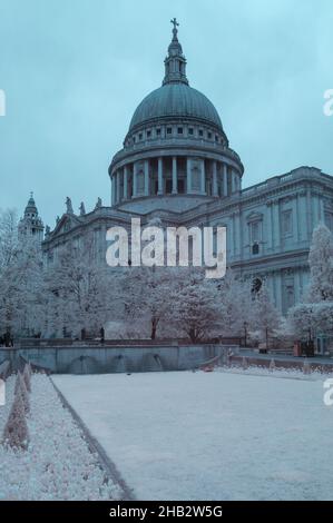 Vue infrarouge de la cathédrale St Pauls dans le centre de Londres, prise des jardins du Festival en avril 2021 Banque D'Images