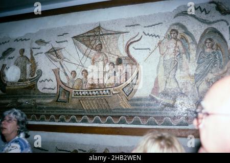 Musée national de Bardo, Tunis, Tunisie en 1998 - visite d'un groupe de personnes qui regardent les mosaïques romaines, les Ulysses en bateau et les sirènes Banque D'Images