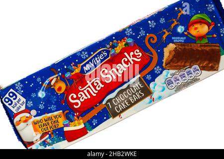 Lot de McVités Santa snacks barres à gâteau au chocolat emballées individuellement sur fond blanc idéal pour Noël 7 barres dans le paquet pas de 8 comme précédemment Banque D'Images