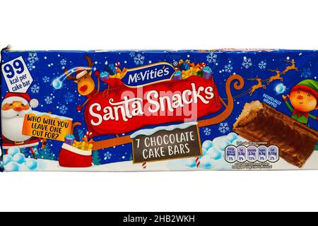 Lot de McVités Santa snacks barres à gâteau au chocolat emballées individuellement sur fond blanc idéal pour Noël 7 barres dans le paquet pas de 8 comme précédemment Banque D'Images