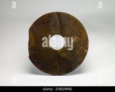 Objet rituel sous la forme d'un disque annulaire (bi), culture Longshan, 3000–2000 av. J.-C., chinois, période néolithique,8000–2000 C.-B., 2500–2000 C.-B., Jade (néphrite), Chine, Asie,Jades, diamètre : 14 3/8 po.(36,5 cm Banque D'Images
