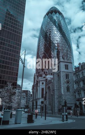 Vue infrarouge du Gherkin, au centre du quartier financier, dans le centre de Londres, en avril 2021. Banque D'Images