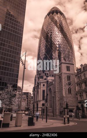 Vue infrarouge du Gherkin, au centre du quartier financier, dans le centre de Londres, en avril 2021. Banque D'Images