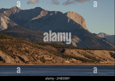 Roche ronde Mountain Peaks à Sunrise, rivière Athabasca, parc national Jasper, Alberta, Canada Banque D'Images