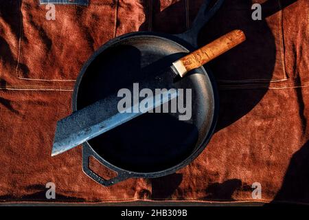 Durée de vie de la poêle et du couteau en fonte Banque D'Images