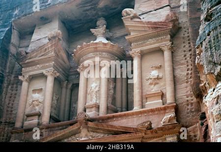 Détails des sculptures en pierre le bâtiment du Trésor du site archéologique de Petra, en Jordanie, en 1998 Banque D'Images