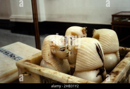 Pots canopes albâtre de Toutankhamon Musée des antiquités égyptiennes, le Caire, Égypte 1998 Banque D'Images