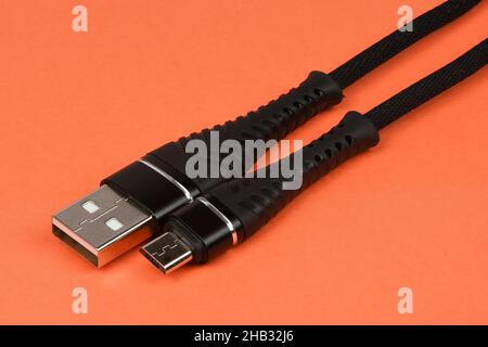 Gros plan d'un connecteur USB isolé sur l'orange.Photo haute résolution.Profondeur de champ complète. Banque D'Images