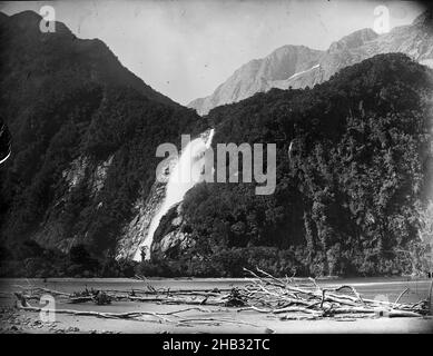 [Milford Sound, Bowen Falls], studio Burton Brothers, studio de photographie, 1880s,Dunedin, procédé de préparation de plaques sèches en gélatine (EAU À L'AVANT) (EN FEUILLES) (SONS QUATRIÈME SÉRIE) (FÉVRIER 1882 Banque D'Images