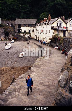 La maison publique de l'hôtel Red Lion, Clovelly, North Devon, Angleterre, Royaume-Uni, années 1970 Banque D'Images