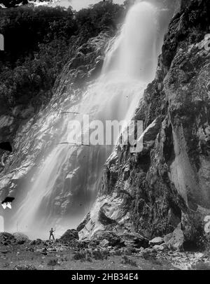 [Bowen Falls, Milford Sound], studio Burton Brothers, studio de photographie, Dunedin,photographie en noir et blanc Banque D'Images