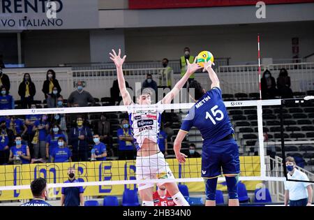 Trento, Italie.16th décembre 2021.Alessandro Michieletto (ITAS Trentino) pendant ITAS Trentino vs Fenerbahce HDI Istanbul, match de volley de la Ligue des champions du CEV à Trento, Italie, décembre 16 2021 crédit: Independent photo Agency/Alay Live News Banque D'Images