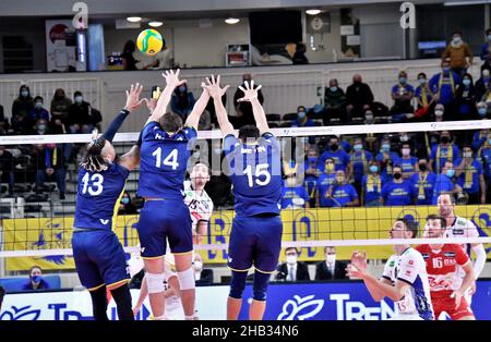 Trento, Italie.16th décembre 2021.Fenerbahce HDI Istanbul bloc pendant ITAS Trentino vs Fenerbahce HDI Istanbul, CEV Champions League volley-ball match à trente, Italie, décembre 16 2021 crédit: Independent photo Agency/Alay Live News Banque D'Images