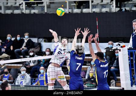 Trento, Italie.16th décembre 2021.Daniele Lavia Attack (ITAS Trentino) pendant ITAS Trentino vs Fenerbahce HDI Istanbul, match de volley de la Ligue des champions du CEV à Trento, Italie, décembre 16 2021 crédit: Independent photo Agency/Alay Live News Banque D'Images