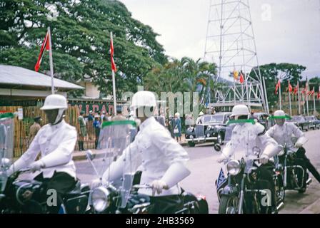 Jour de l'indépendance, 31 août 1962, Port of Spain, Trinité-et-Tobago, West Indies cavalcade moto et voitures pour les dignitaires Banque D'Images