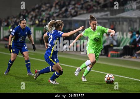 Wolfsburg, Allemagne.16th décembre 2021.Football, femmes : Ligue des champions, VfL Wolfsburg - Chelsea FC, stade de groupe, groupe A, match de 6 à AOK Stadion.Felicitas Rauch (r) de Wolfsburg joue contre Erin Cuthbert de Chelsea.Credit: Swen Pförtner/dpa/Alay Live News Banque D'Images