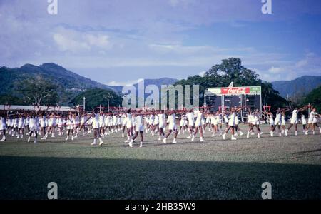 Exposition de la gymnastique de l'éducation physique par les écoliers, Port d'Espagne, Trinité c 1962 Banque D'Images