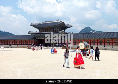 Visiteurs vêtus de costumes traditionnels Hanbok au Palais Gyeongbokgung de Séoul, en Corée du Sud. Banque D'Images