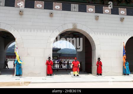 Cérémonie de la relève de la Garde royale à la porte de Gwanghwamun au Palais Gyeongbokgung à Séoul, en Corée du Sud. Banque D'Images