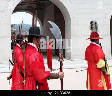 Cérémonie de la relève de la Garde royale à la porte de Gwanghwamun au Palais Gyeongbokgung à Séoul, en Corée du Sud. Banque D'Images