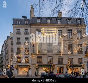 Paris, France - 12 04 2021: Vue de la façade de Coco Chanel avec décoration de noël Banque D'Images