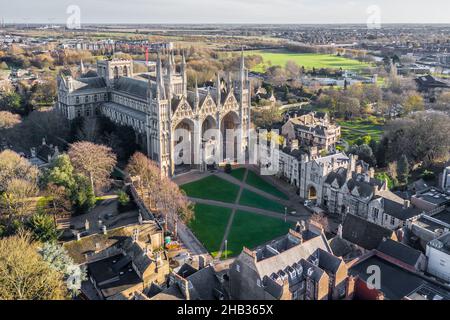 PETERBOROUGH, ROYAUME-UNI - 10 DÉCEMBRE 2021.Vue aérienne de la cathédrale de Peterborough et des bâtiments et terrains environnants Banque D'Images