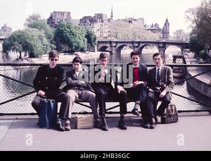 Groupe de lycéens seniors en voyage éducatif sur la Seine, Paris, France, c 1960 Banque D'Images