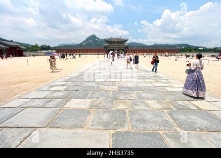 Visiteurs vêtus de costumes traditionnels Hanbok au Palais Gyeongbokgung de Séoul, en Corée du Sud. Banque D'Images