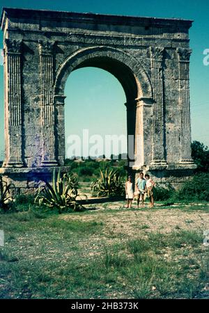 Arc de Bera, Arc de Triomphe romain, Roda de Bera, province de Tarragone, Catalogne, Espagne 1966 trois touristes debout Banque D'Images