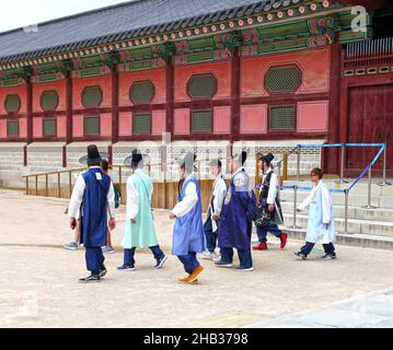 Visiteurs vêtus de costumes traditionnels Hanbok au Palais Gyeongbokgung de Séoul, en Corée du Sud. Banque D'Images