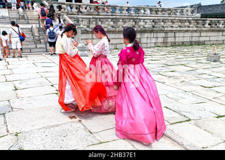 Visiteurs vêtus de costumes traditionnels Hanbok au Palais Gyeongbokgung de Séoul, en Corée du Sud. Banque D'Images