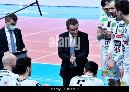 Trento, Italie.16th décembre 2021.Entraîneur Angelo Lorenzetti (ITAS Trentino) pendant ITAS Trentino vs Fenerbahce HDI Istanbul, match de volley de la Ligue des champions du CEV à Trento, Italie, décembre 16 2021 crédit: Independent photo Agency/Alay Live News Banque D'Images