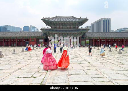 Visiteurs vêtus de costumes traditionnels Hanbok au Palais Gyeongbokgung de Séoul, en Corée du Sud. Banque D'Images