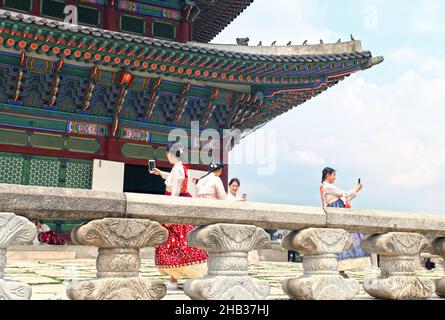 Visiteurs vêtus de costumes traditionnels Hanbok au Palais Gyeongbokgung de Séoul, en Corée du Sud. Banque D'Images