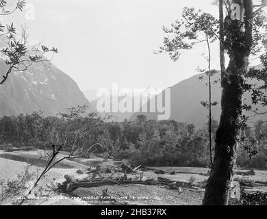 Doon Valley, Southwest Arm, Middle Fiord, Lake te Anau, Burton Brothers studio,Studio de photographie, 1889, Dunedin, photographie en noir et blanc Banque D'Images