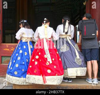 Visiteurs vêtus de costumes traditionnels Hanbok au Palais Gyeongbokgung de Séoul, en Corée du Sud. Banque D'Images