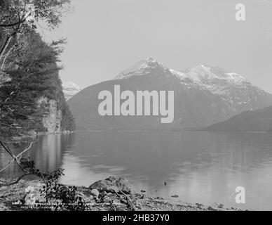 Dome Range, Southwest Arm, Middle Fiord, Lake te Anau, Burton Brothers studio,Studio de photographie, 1889, Dunedin, photographie en noir et blanc Banque D'Images