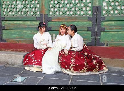 Visiteurs vêtus de costumes traditionnels Hanbok au Palais Gyeongbokgung de Séoul, en Corée du Sud. Banque D'Images