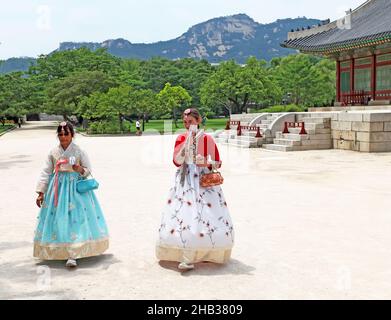 Visiteurs vêtus de costumes traditionnels Hanbok au Palais Gyeongbokgung de Séoul, en Corée du Sud. Banque D'Images