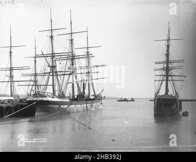 Oamaru, Burton Brothers studio, studio de photographie, vers 1884, Nouvelle-Zélande,Photographie en noir et blanc, deux navires visibles, Lota London et Marlborough Glasgow Banque D'Images