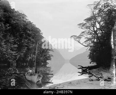 The Narrows, North Fjord, Lake te Anau, Burton Brothers studio, studio de photographie,1889, Dunedin, photographie en noir et blanc Banque D'Images