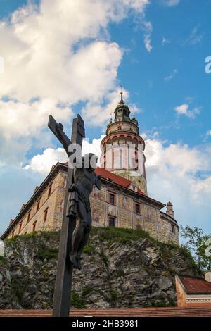 Célèbre château médiéval de Cesky Krumlov, une croix en face, République tchèque Banque D'Images