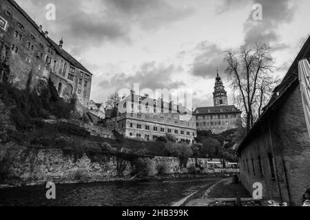 Célèbre château médiéval de Cesky Krumlov en automne, République tchèque Banque D'Images