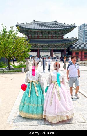 Visiteurs vêtus de costumes traditionnels Hanbok au Palais Gyeongbokgung de Séoul, en Corée du Sud. Banque D'Images