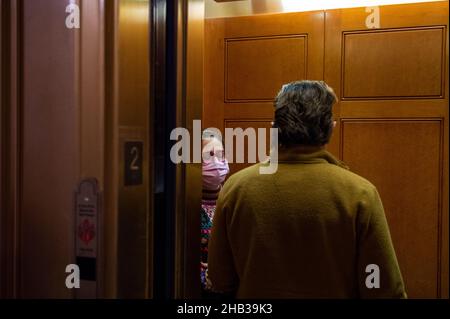 Washington DC, États-Unis.16th décembre 2021.Le sénateur américain Kyrsten Sinema (démocrate de l’Arizona) monte en ascenseur devant la chambre du Sénat lors d’un vote au Capitole des États-Unis à Washington, DC, le jeudi 16 décembre 2021.Crédit: Rod Lamkey/CNP/MediaPunch crédit: MediaPunch Inc/Alay Live News Banque D'Images