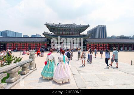 Visiteurs vêtus de costumes traditionnels Hanbok au Palais Gyeongbokgung de Séoul, en Corée du Sud. Banque D'Images