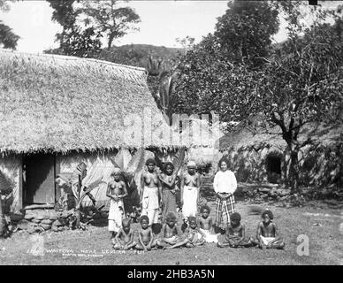 Waitova près de Levuka, Fidji, Burton Brothers studio, studio de photographie, 14 juillet 1884,Dunedin, photographie en noir et blanc, portrait de groupe extérieur de femmes et d'enfants posés à l'extérieur d'une bure fidjienne (maison Banque D'Images