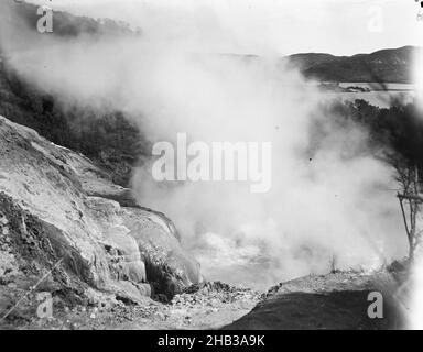 [Geyser actif, Rotomahana], Burton Brothers studio, studio de photographie, Nouvelle-Zélande,photographie en noir et blanc Banque D'Images