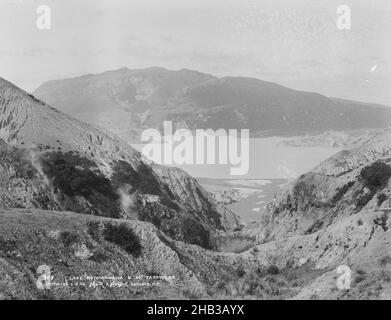 Lac Rotomahana et Mont Tarawera, studio de Muir & Moodie, studio de photographie, vers 1903, Nouvelle-Zélande, photographie en noir et blanc Banque D'Images